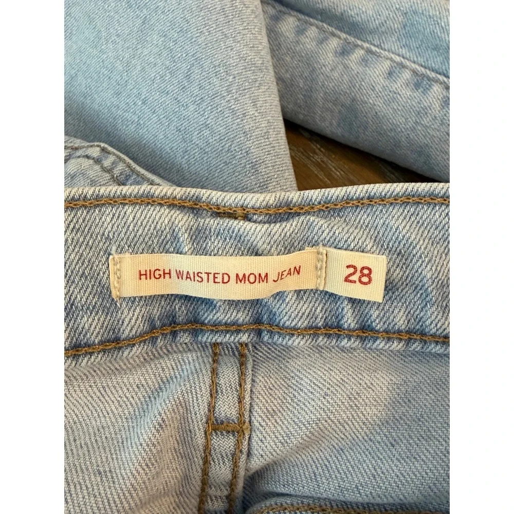 Levi's Women High Waisted Mom Jeans Light Wash‎ Distressed Size 28x25.5